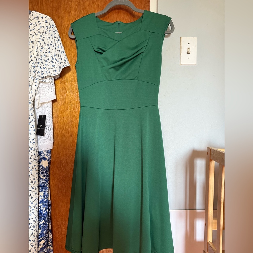 Elegant Green Sleeveless Dress